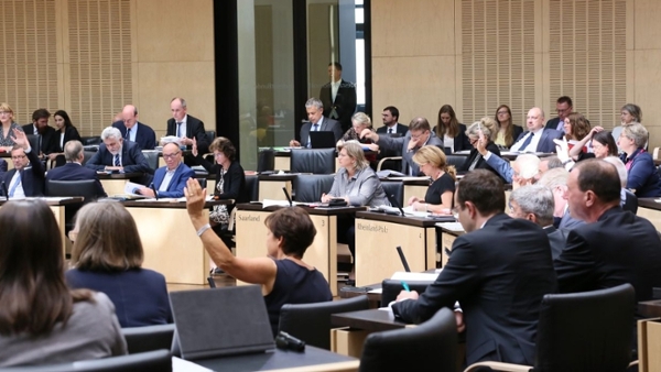Viele Menschen in einem Plenarsaal, einige von ihnen heben die Hand zur Abstimmung. (Quelle: Bundesrat | Frank Bräuer) Viele Menschen in einem Plenarsaal, einige von ihnen heben die Hand zur Abstimmung.