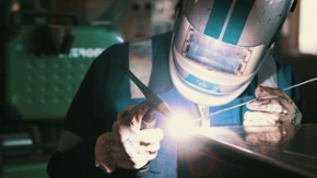 Metallbauer beim Schweißen (Quelle: Landesregierung) Metallbauer beim Schweißen