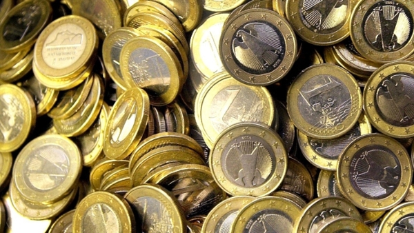 Ein Euro-Münzen auf einem Haufen (Quelle: M. Staudt/grafikfoto.de) Ein Euro-Münzen auf einem Haufen