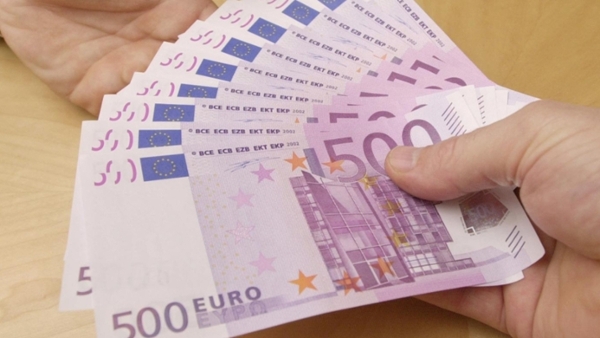 Aufgefächerte 500-Euro-Scheine werden von einer Hand in die andere gereicht (Quelle: Dewanger/grafikfoto.de) Aufgefächerte 500-Euro-Scheine werden von einer Hand in die andere gereicht