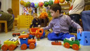 Spielende Kinder in einer Kindertagesstätte (Quelle: M. Staudt / grafikfoto.de) Spielende Kinder in einer Kindertagesstätte