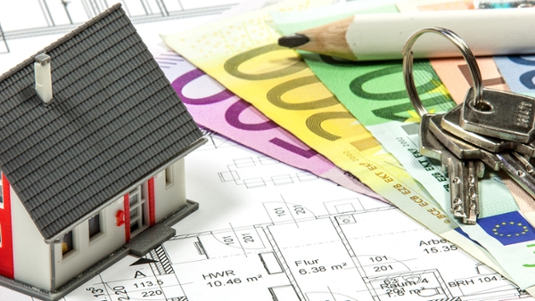 Ein Modelhaus, ein weißer Bleistift, mehrere Geldscheine und ein Schlüsselbund liegen auf einer Planungskarte. (Quelle: ThorbenWengert/pixelio.de) Ein Modelhaus, ein weißer Bleistift, mehrere Geldscheine und ein Schlüsselbund liegen auf einer Planungskarte.