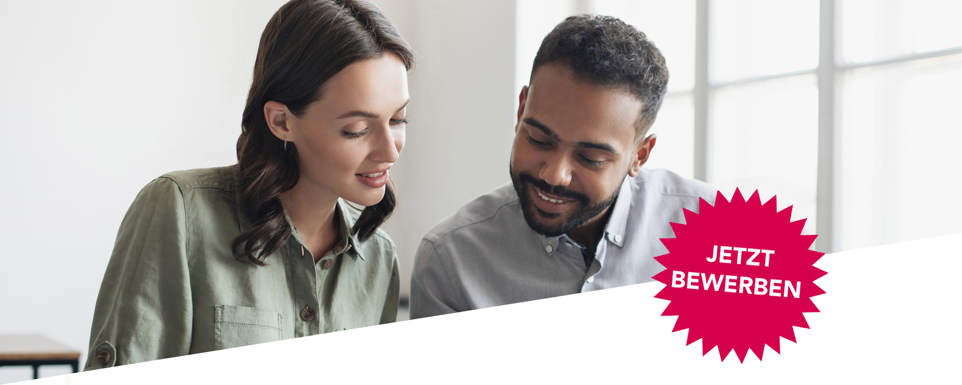 Ein Mann und eine Frau beugen sich gemeinsam über ein Buch. (Quelle: COPYRIGHT) Ein Mann und eine Frau beugen sich gemeinsam über ein Buch.