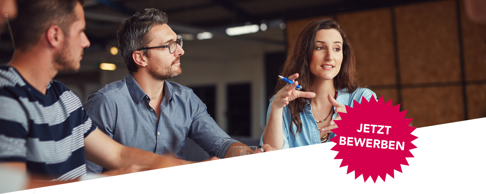 Zwei Männer und eine Frau sitzen zusammen und diskutieren. (Quelle: Thurstan Hinrichsen/peopleimages.com / stock.adobe.com) Zwei Männer und eine Frau sitzen zusammen und diskutieren.